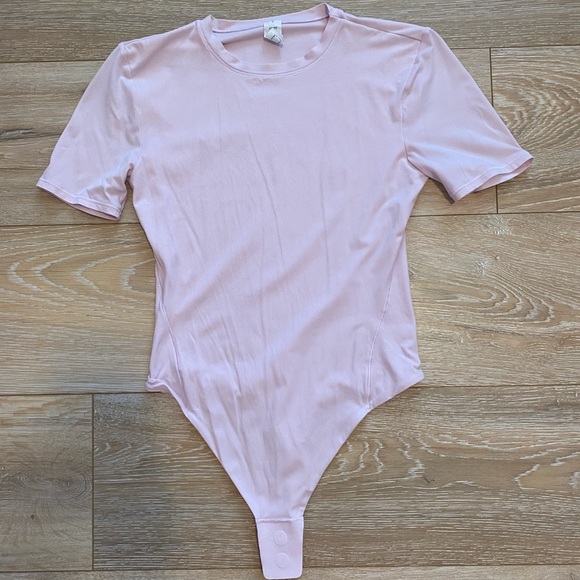 Wundermost Ultra-Soft Nulu Short-Sleeve Crew Thong Bodysuit in XS - Picture 2 of 4